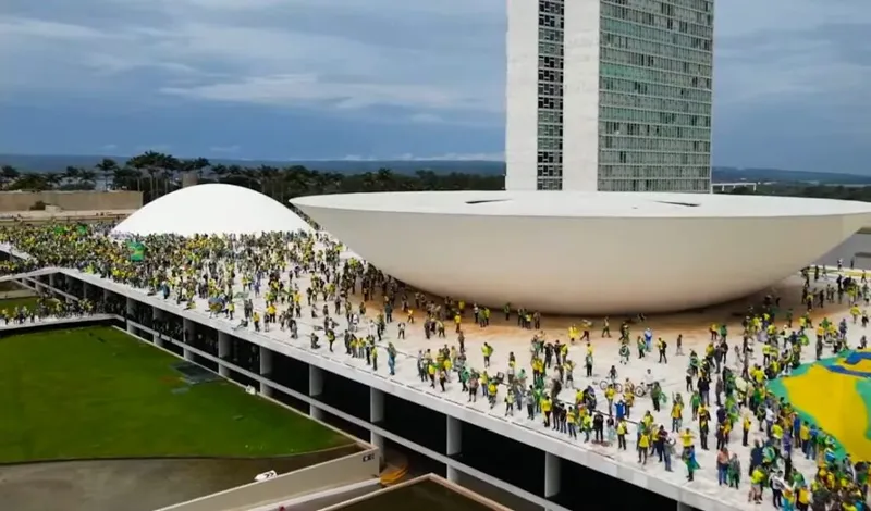 Mob invading the Brazilian Congress.